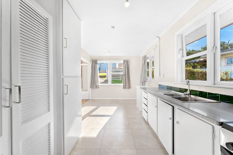 Photo of property in 56 Bolton Street, Blockhouse Bay, Auckland, 0600