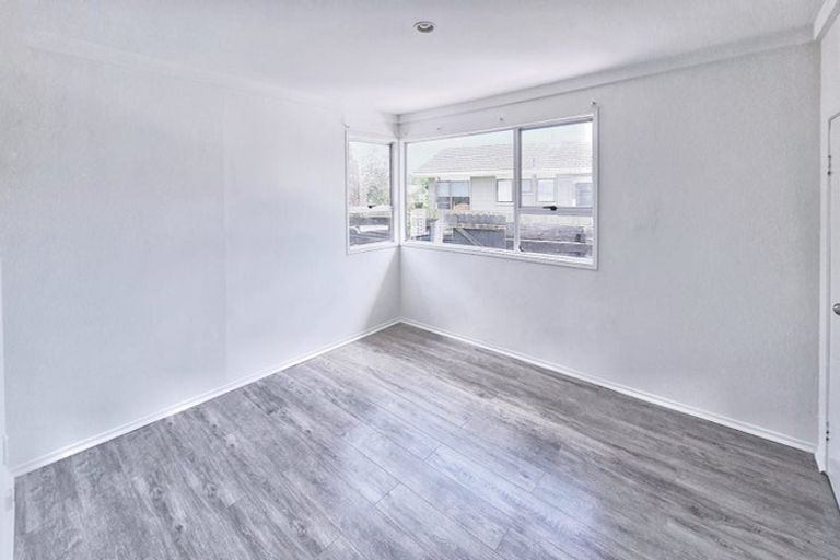 Photo of property in 37 Larissa Avenue, Henderson, Auckland, 0610