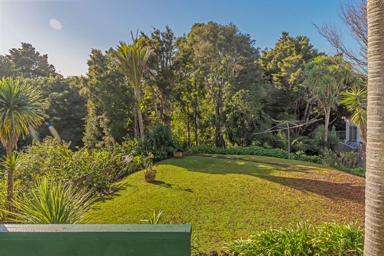 Photo of property in 181 Glenfield Road, Hillcrest, Auckland, 0627