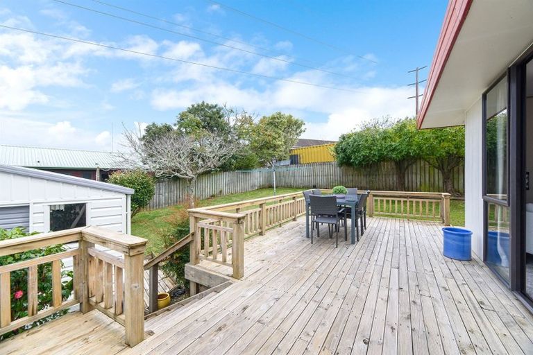 Photo of property in 72 Totaravale Drive, Totara Vale, Auckland, 0629