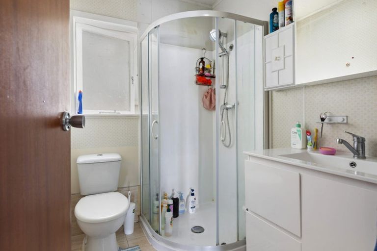 Photo of property in 19 Akaroa Drive, Maupuia, Wellington, 6022