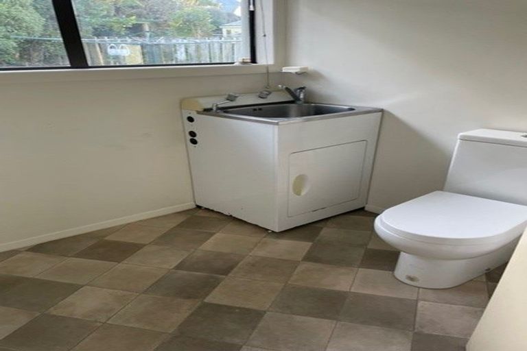 Photo of property in 39 Cotswold Crescent, Newlands, Wellington, 6037