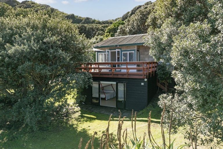 Photo of property in 35 North Piha Road, Piha, 0772