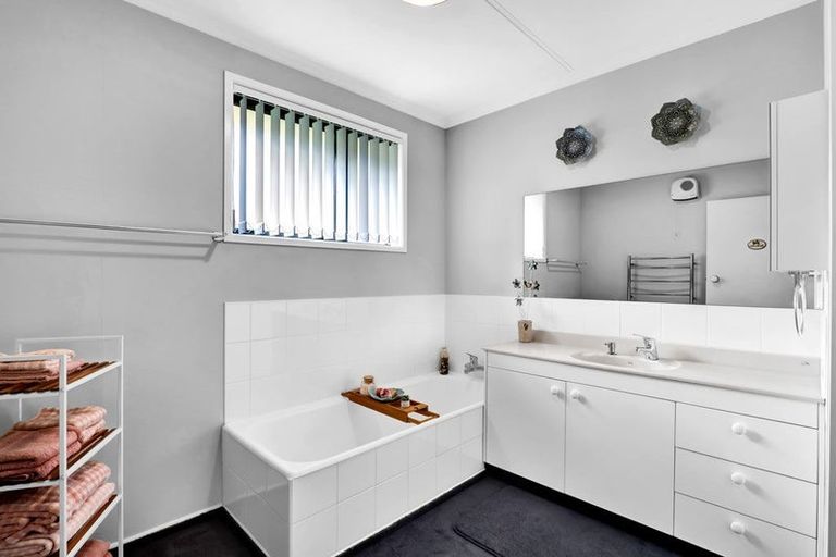 Photo of property in 2 Bronte Place, Whalers Gate, New Plymouth, 4310