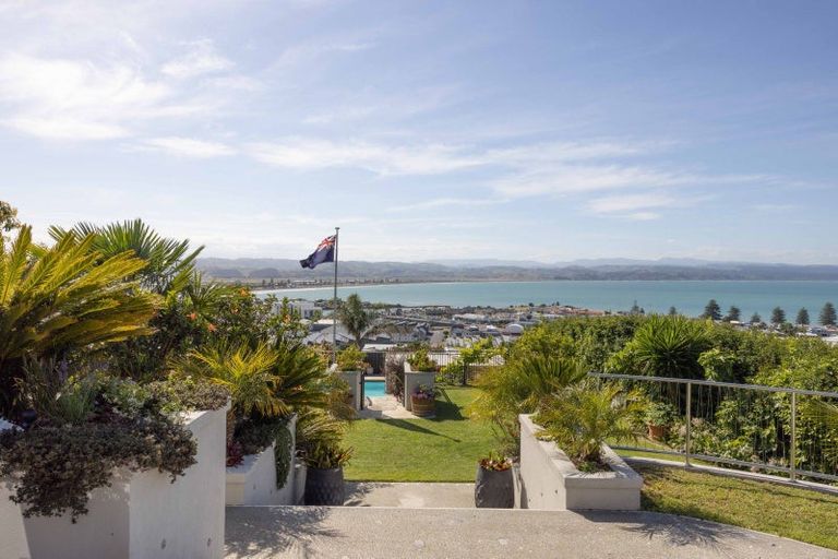 Photo of property in 12 George Street, Hospital Hill, Napier, 4110