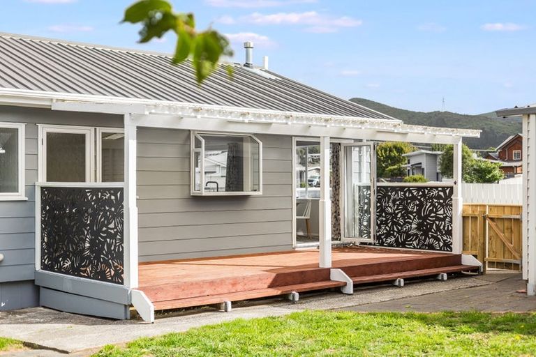 Photo of property in 10 Grimsby Grove, Wainuiomata, Lower Hutt, 5014