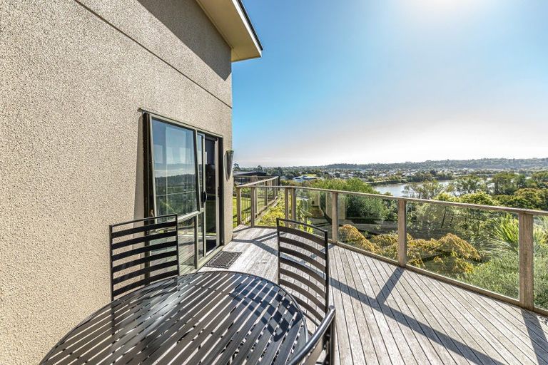 Photo of property in 1 Shakespeare Road, Bastia Hill, Whanganui, 4500