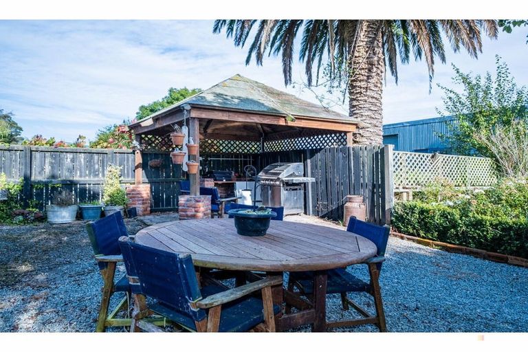 Photo of property in 72 Timaru Road, Waimate, 7924