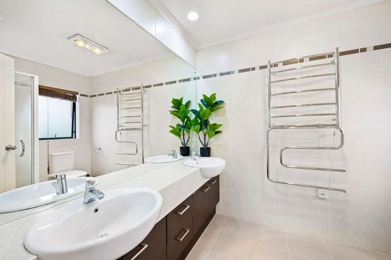 Photo of property in 1 Seresin Crescent, Flat Bush, Auckland, 2016