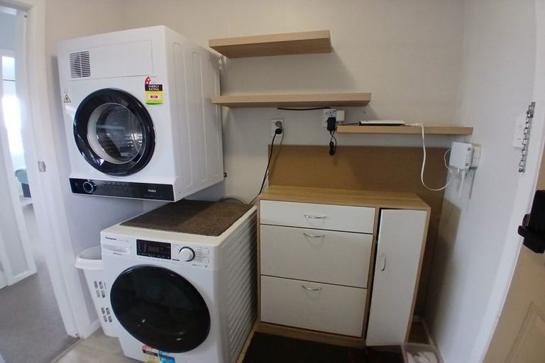 Photo of property in 7c Cheyne Walk, Newlands, Wellington, 6037