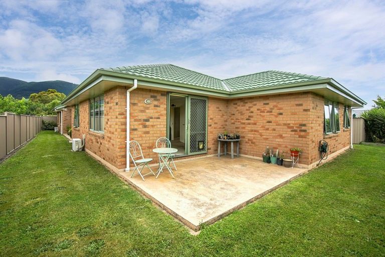 Photo of property in 21 Woodstock Place, Stoke, Nelson, 7011