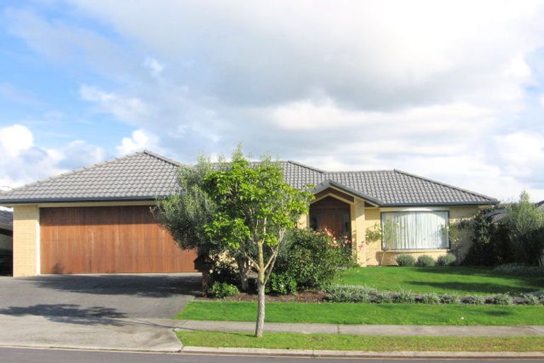 Photo of property in 1 Mulroy Place, East Tamaki Heights, Auckland, 2016