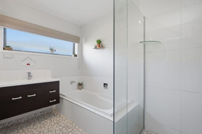 Photo of property in 8 Waterside Drive, Pyes Pa, Tauranga, 3112