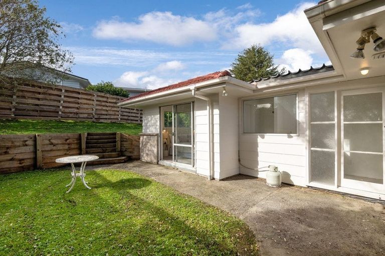 Photo of property in 2/5 Battle Place, Glenfield, Auckland, 0629