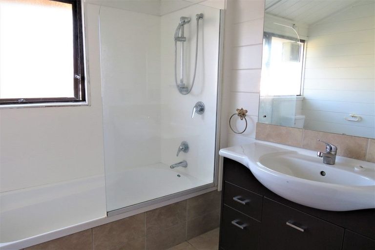 Photo of property in 114 Marina View Drive, West Harbour, Auckland, 0618