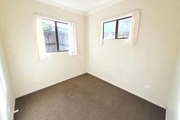Photo of property in 33 Claverdon Drive, Massey, Auckland, 0614