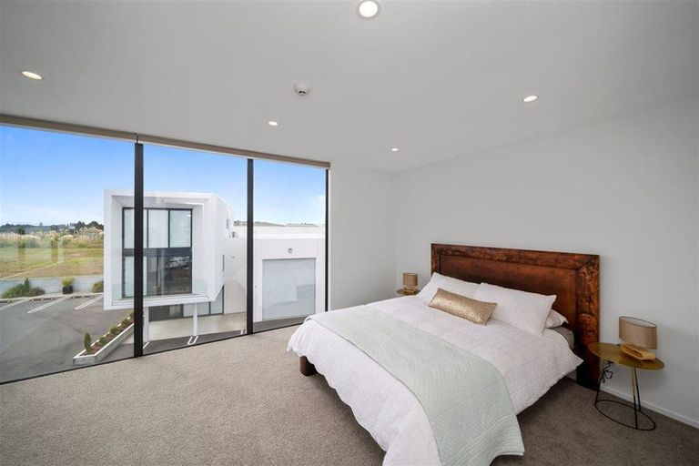 Photo of property in 2/86 Hurlstone Drive, Waiwhakaiho, New Plymouth, 4312