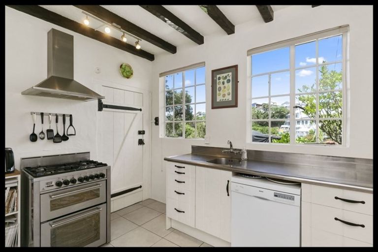 Photo of property in 42 Nicholson Road, Khandallah, Wellington, 6035