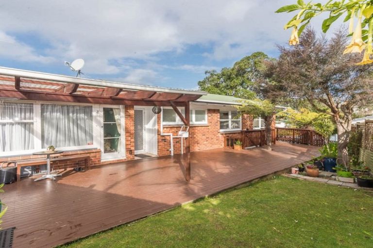 Photo of property in 15 Harrybrook Road, Green Bay, Auckland, 0604