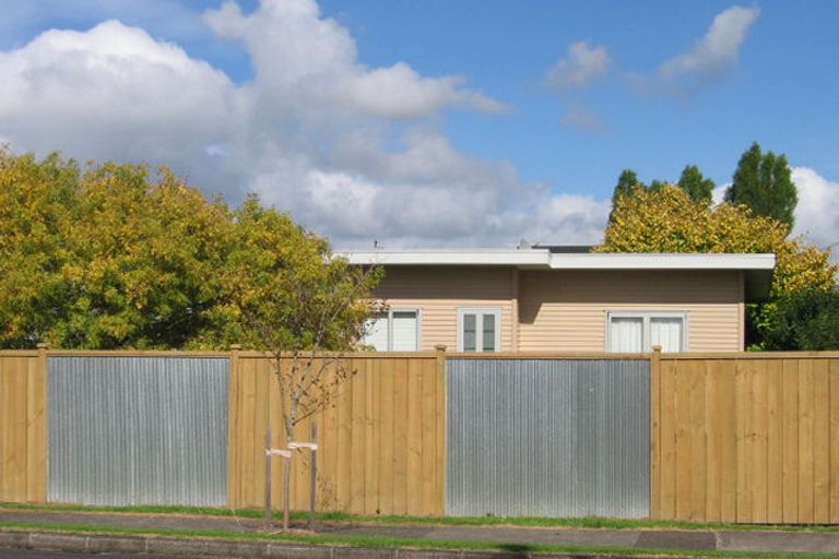 Photo of property in 1/686 Te Atatu Road, Te Atatu Peninsula, Auckland, 0610