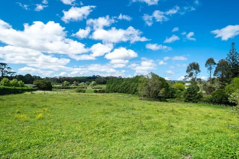 Photo of property in 87 Tawa Road, Kumeu, 0891