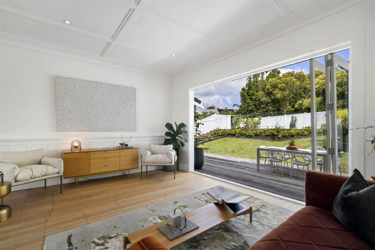 Photo of property in 16 Hinemoa Terrace, Birkenhead, Auckland, 0626