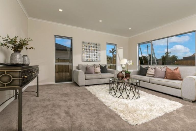 Photo of property in 16 Gilbransen Road, Kumeu, 0810