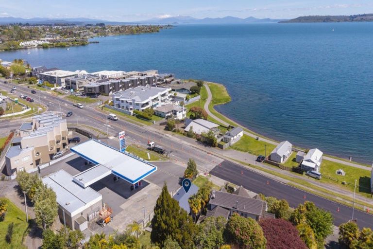 Photo of property in 1/202 Lake Terrace, Waipahihi, Taupo, 3330