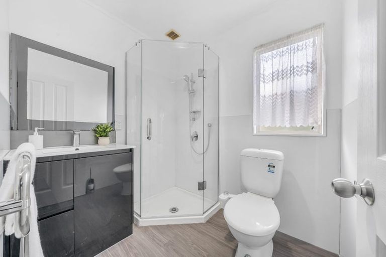 Photo of property in 2 Lockington Avenue, Henderson, Auckland, 0612