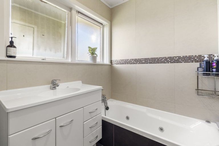 Photo of property in 12 Fairlea Road, Te Atatu South, Auckland, 0610