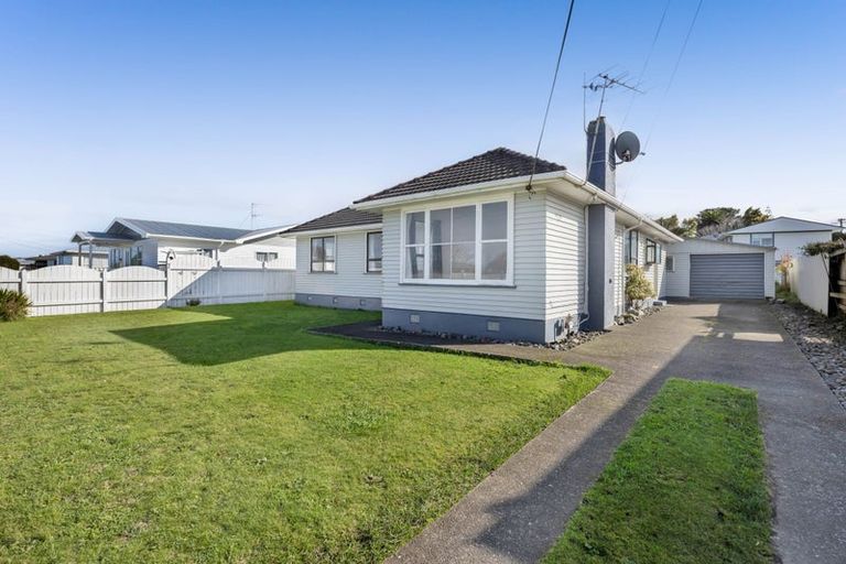 Photo of property in 10 Ramanui Avenue, Hawera, 4610