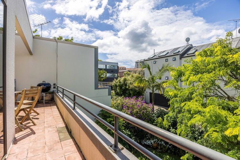 Photo of property in 8d Arotau Place, Grafton, Auckland, 1023