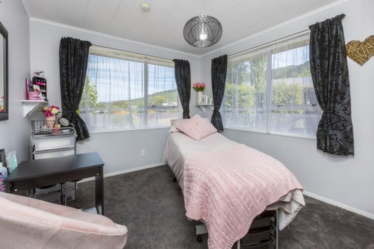 Photo of property in 16 Omaha Grove, Totara Park, Upper Hutt, 5018