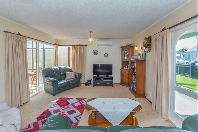 Photo of property in 37 Weraroa Road, Levin, 5510
