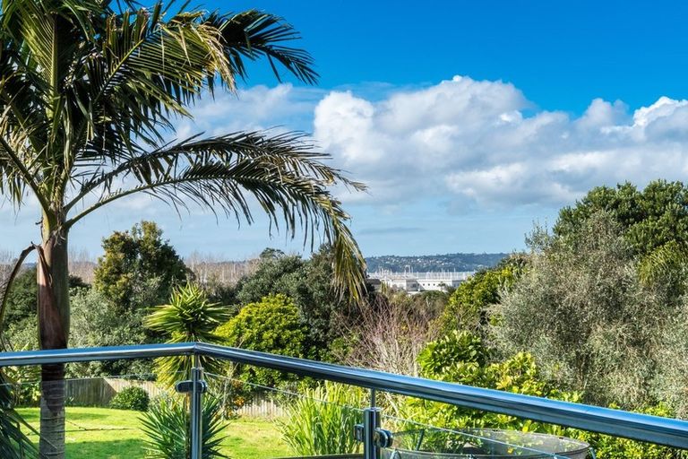 Photo of property in 11 Mistral Place, West Harbour, Auckland, 0618