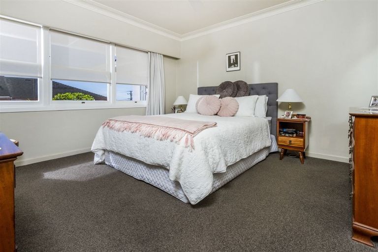Photo of property in 72 Ocean View Road, Northcote, Auckland, 0627