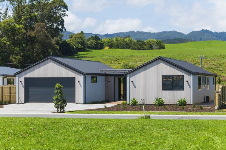 Photo of property in 3 Makakahi Street, Lytton West, 4071