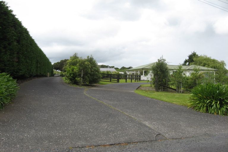 Photo of property in 81 Motu Road, Kumeu, 0891