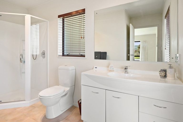 Photo of property in 72 Kinloch Road, Kinloch, Taupo, 3377