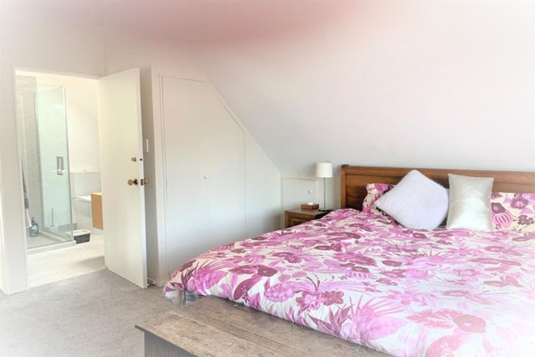 Photo of property in 21 Pohutukawa Avenue, Red Beach, 0932