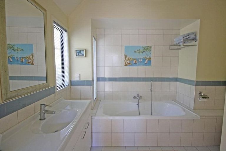 Photo of property in 128 Oratia Place, Onemana, Whangamata, 3691