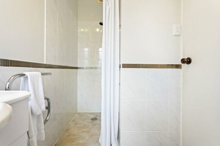 Photo of property in 23 Roberts Road, Matakatia, Whangaparaoa, 0930