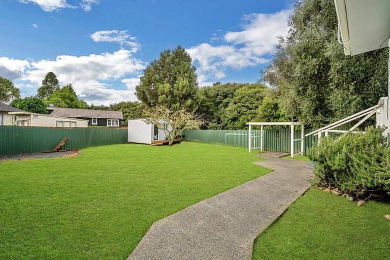 Photo of property in 9 Serwayne Place, Sunnyvale, Auckland, 0612
