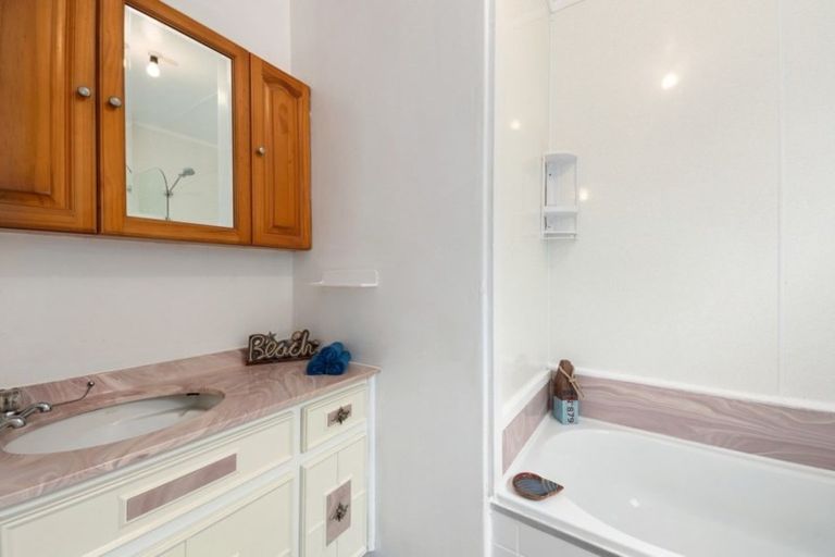 Photo of property in 11a Hartford Crescent, Totara Park, Upper Hutt, 5018