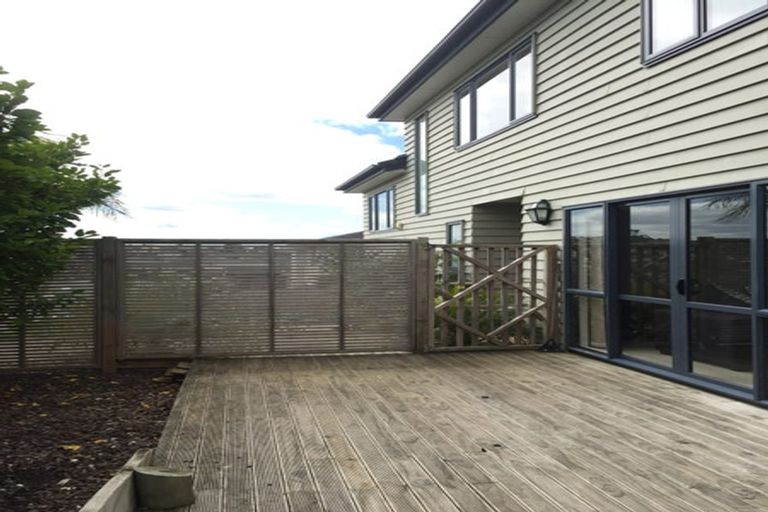 Photo of property in 1 Mana Lane, Pinehill, Auckland, 0632