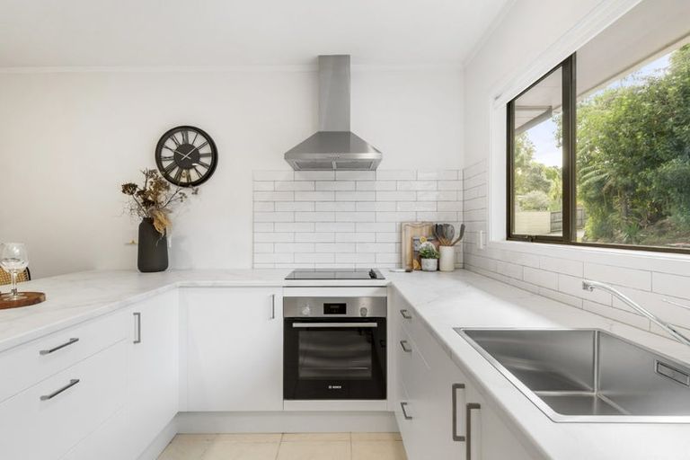 Photo of property in 2/7 Tallington Crescent, Torbay, Auckland, 0630