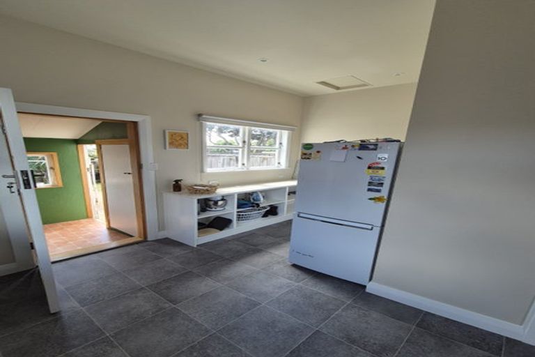 Photo of property in 17 Apu Crescent, Lyall Bay, Wellington, 6022