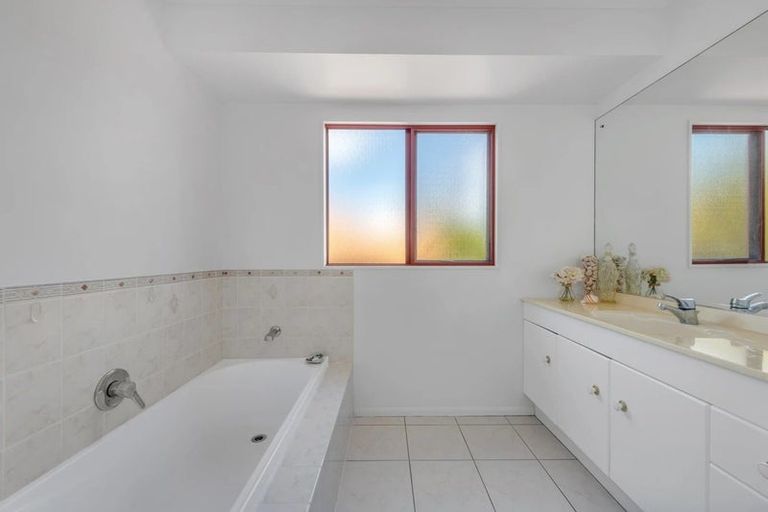 Photo of property in 16 Bronte Place, Somerville, Auckland, 2014