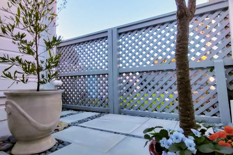 Photo of property in 127 Muritai Road, Eastbourne, Lower Hutt, 5013