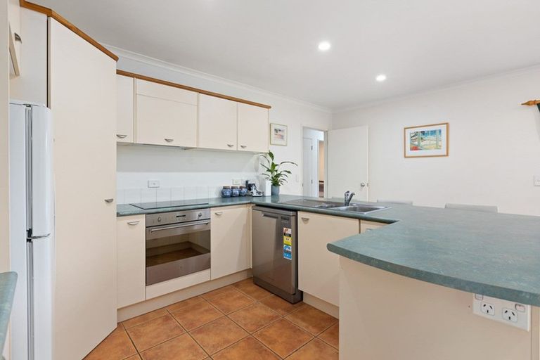 Photo of property in 122 Charles Prevost Drive, The Gardens, Auckland, 2105